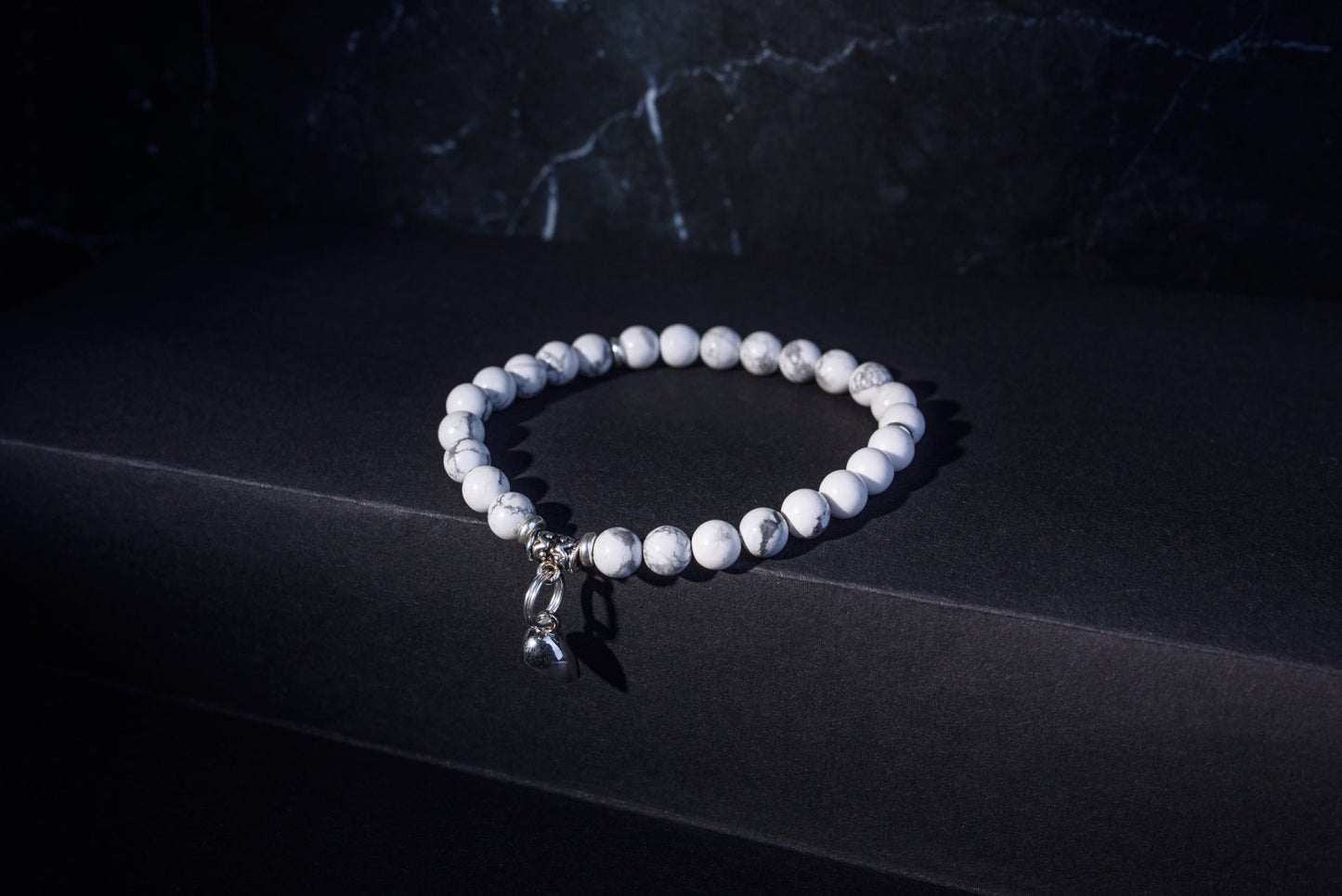 Howlite bracelet with silver – Bonding with the heart