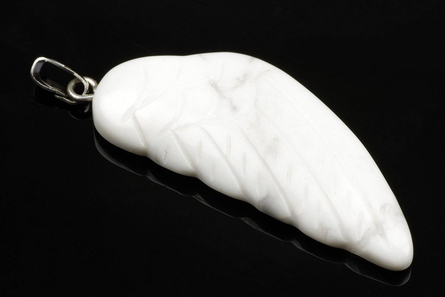 Howlite pendant – Wing