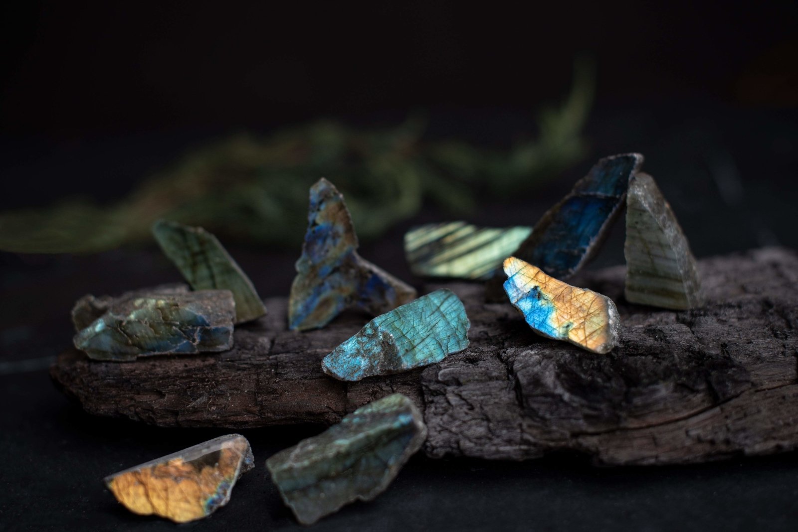 Labradorite raw - Labradorite meaning, crystals shop online –  www.Crystals.eu